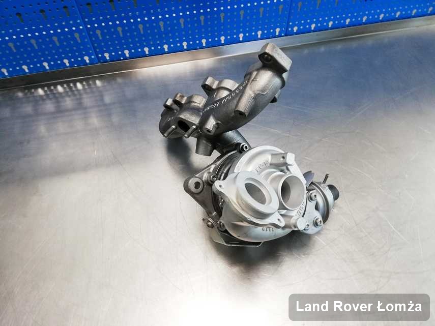Naprawiona w pracowni regeneracji w Łomży turbina do auta spod znaku Land Rover na stole w warsztacie po remoncie przed nadaniem