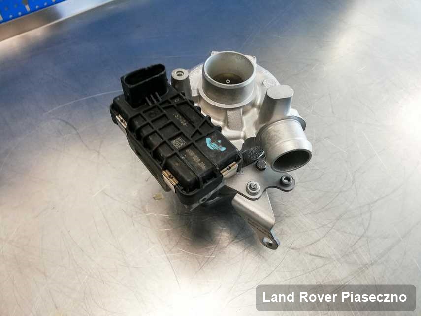 Zregenerowana w laboratorium w Piasecznie turbosprężarka do osobówki marki Land Rover na stole w pracowni naprawiona przed nadaniem