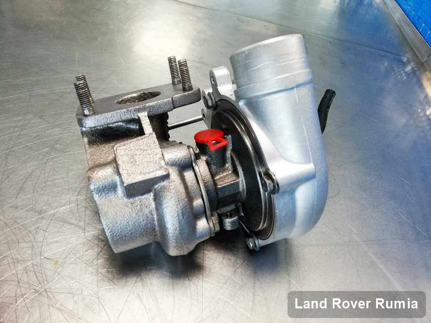 Naprawiona w firmie w Rumi turbosprężarka do samochodu spod znaku Land Rover na stole w laboratorium wyremontowana przed nadaniem