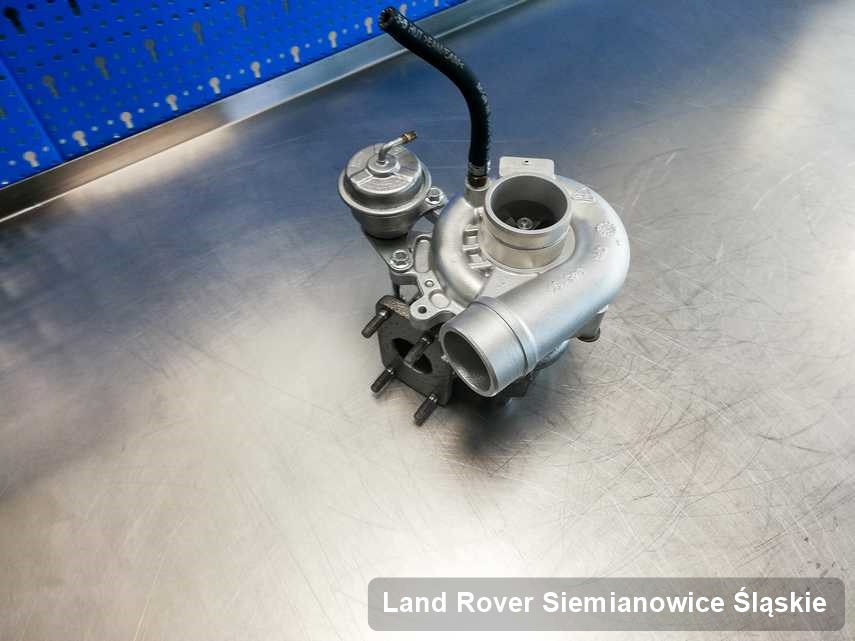 Wyremontowana w pracowni regeneracji w Siemianowicach Śląskich turbina do osobówki z logo Land Rover na stole w warsztacie naprawiona przed wysyłką