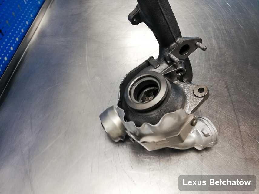 Wyczyszczona w laboratorium w Bełchatowie turbosprężarka do osobówki marki Lexus przygotowana w warsztacie zregenerowana przed nadaniem