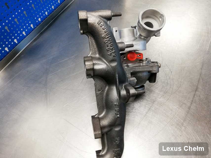 Naprawiona w laboratorium w Chełmie turbina do pojazdu marki Lexus na stole w pracowni wyremontowana przed wysyłką