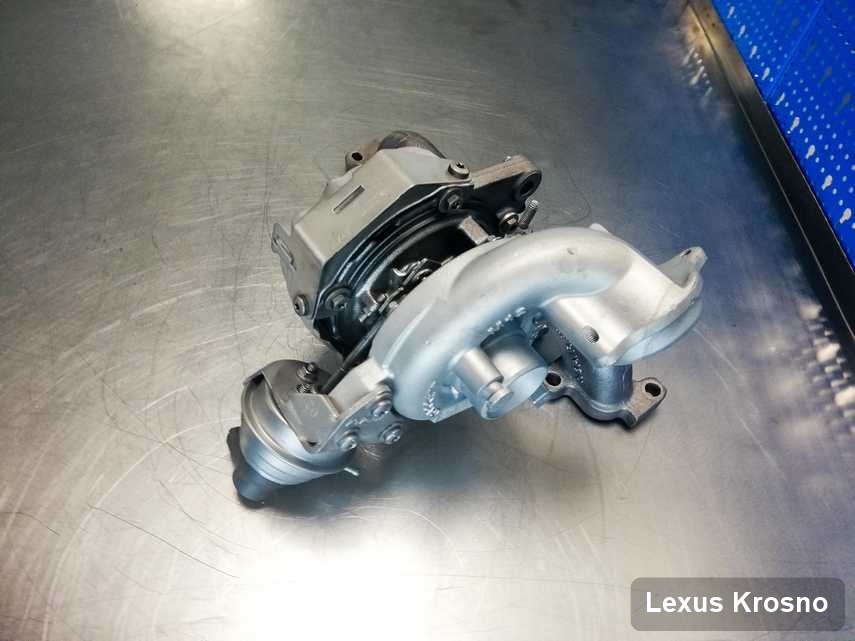 Wyremontowana w przedsiębiorstwie w Krosnie turbina do samochodu z logo Lexus przyszykowana w warsztacie po regeneracji przed spakowaniem