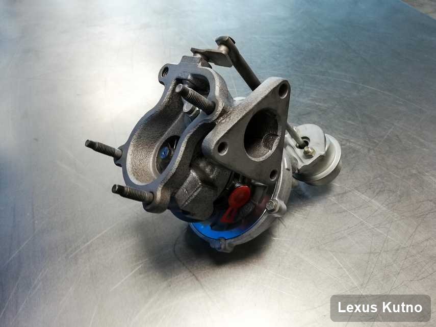 Wyremontowana w przedsiębiorstwie w Kutnie turbina do pojazdu z logo Lexus na stole w laboratorium po naprawie przed nadaniem