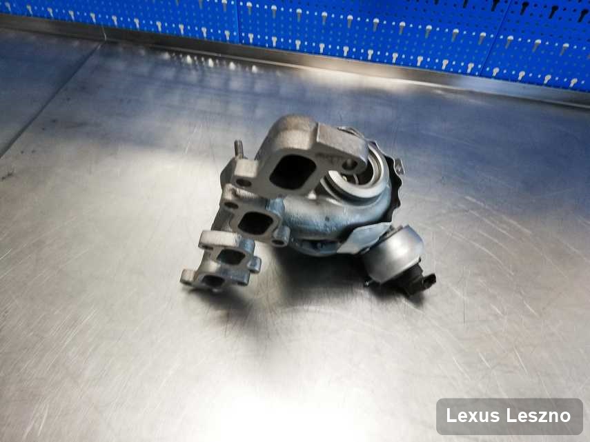 Naprawiona w laboratorium w Lesznie turbina do auta z logo Lexus przyszykowana w laboratorium po naprawie przed nadaniem
