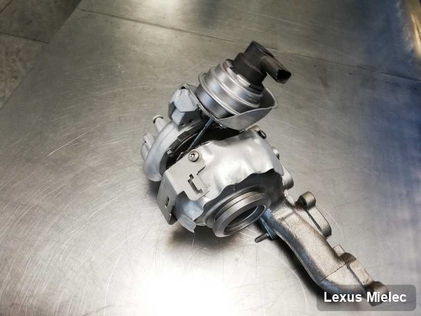Wyremontowana w pracowni regeneracji w Mielcu turbosprężarka do auta z logo Lexus przyszykowana w laboratorium po regeneracji przed wysyłką