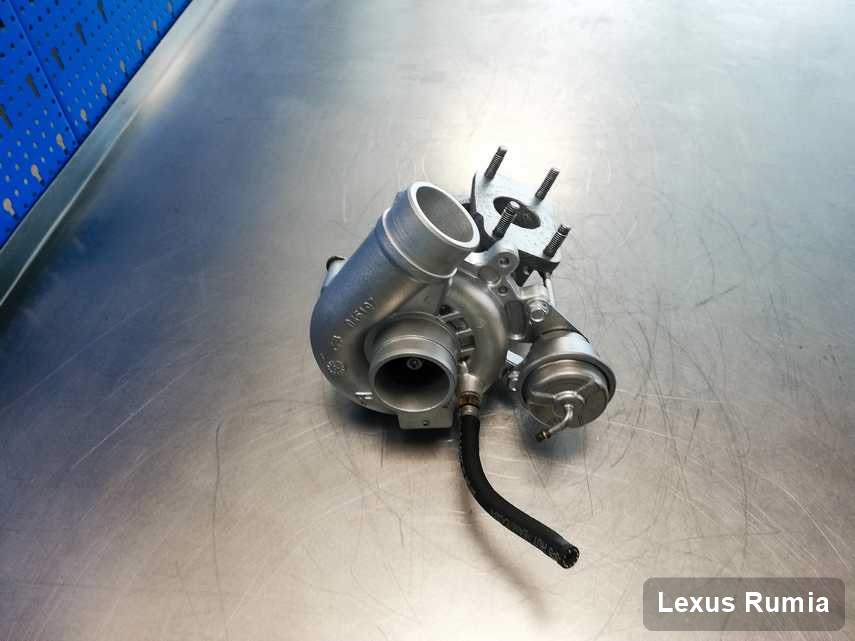 Wyczyszczona w pracowni w Rumi turbosprężarka do pojazdu z logo Lexus przygotowana w warsztacie po regeneracji przed nadaniem