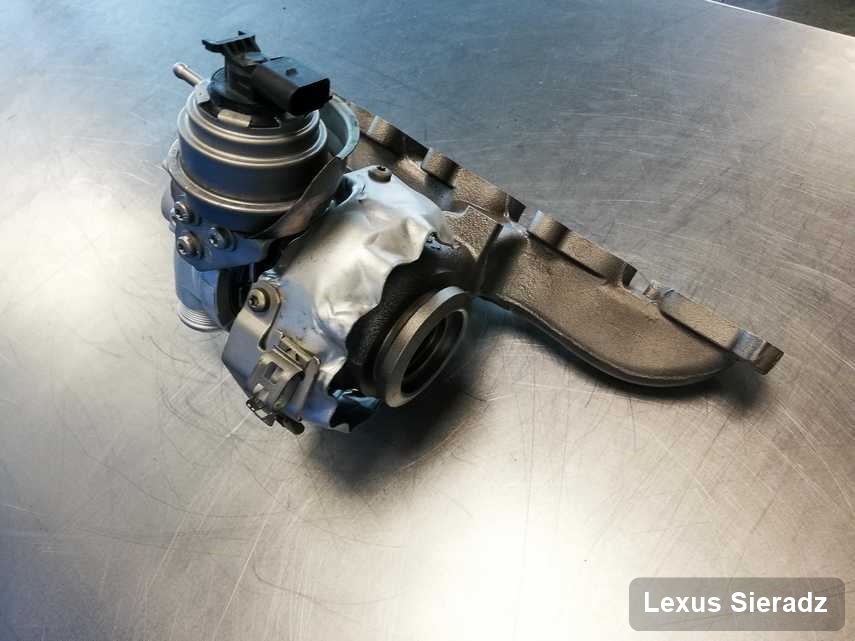 Zregenerowana w laboratorium w Sieradzu turbina do pojazdu z logo Lexus na stole w laboratorium wyremontowana przed wysyłką