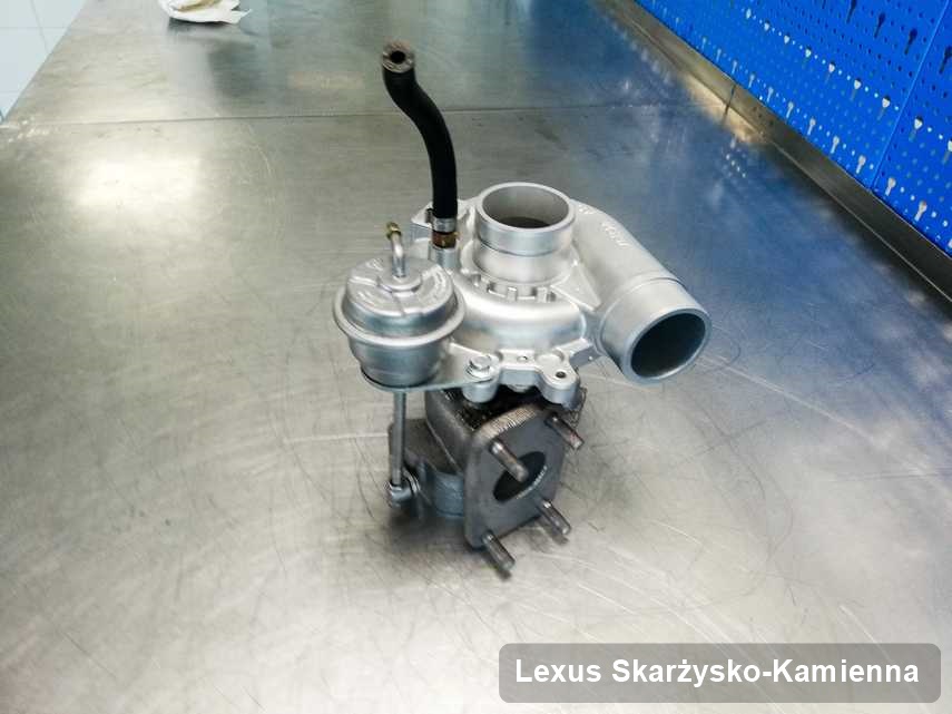 Wyremontowana w pracowni w Skarżysku-Kamiennej turbosprężarka do aut  spod znaku Lexus na stole w warsztacie po naprawie przed spakowaniem