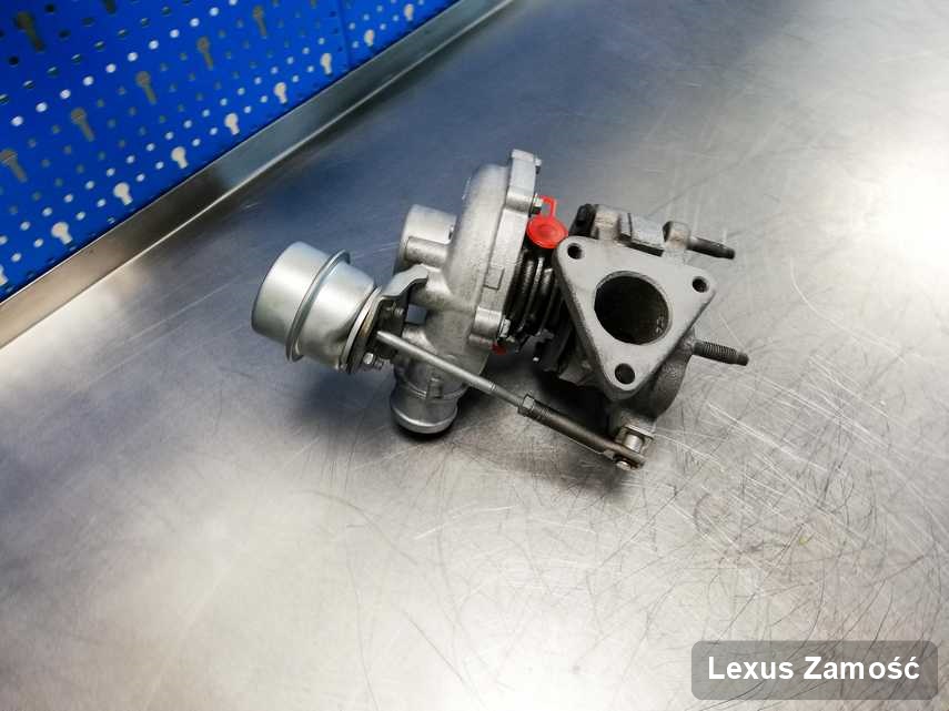 Naprawiona w przedsiębiorstwie w Zamościu turbina do osobówki marki Lexus na stole w laboratorium po remoncie przed wysyłką