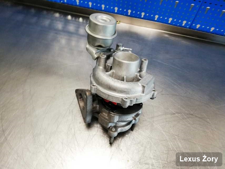 Wyczyszczona w pracowni regeneracji w Żorach turbina do samochodu spod znaku Lexus na stole w warsztacie po regeneracji przed spakowaniem