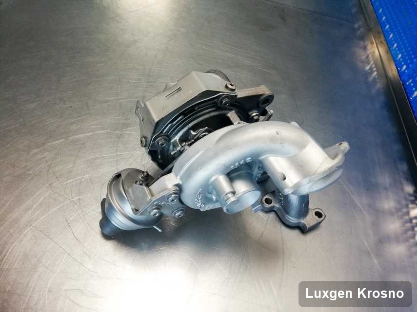 Wyczyszczona w firmie w Krosnie turbosprężarka do samochodu spod znaku Luxgen na stole w laboratorium po regeneracji przed spakowaniem
