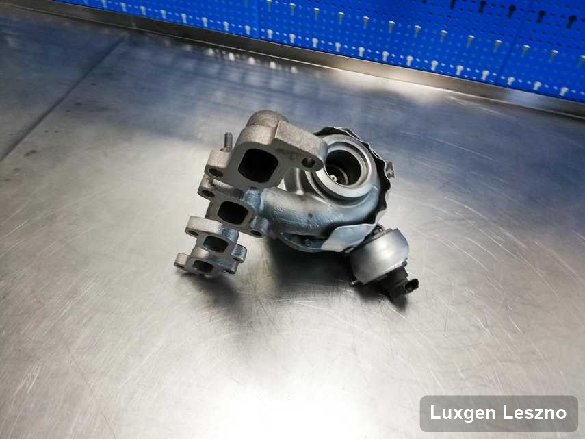 Wyczyszczona w pracowni regeneracji w Lesznie turbosprężarka do osobówki marki Luxgen przygotowana w warsztacie po regeneracji przed spakowaniem