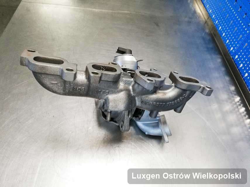 Wyremontowana w laboratorium w Ostrowie Wielkopolskim turbosprężarka do samochodu koncernu Luxgen na stole w warsztacie po regeneracji przed wysyłką