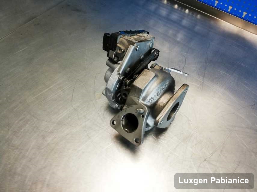 Naprawiona w przedsiębiorstwie w Pabianicach turbosprężarka do auta marki Luxgen na stole w laboratorium po remoncie przed nadaniem