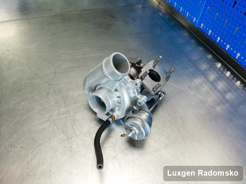 Wyczyszczona w przedsiębiorstwie w Radomsku turbosprężarka do aut  marki Luxgen na stole w warsztacie wyremontowana przed wysyłką
