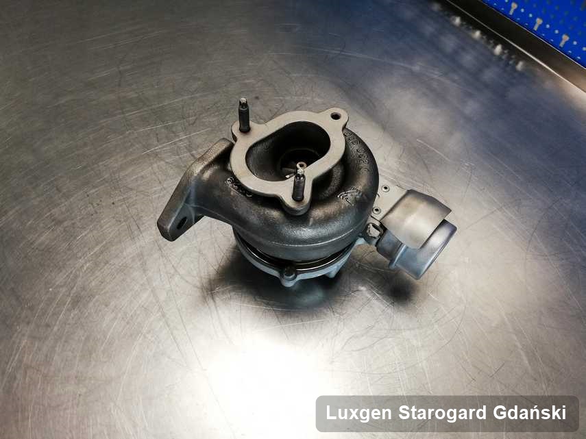 Zregenerowana w laboratorium w Starogardzie Gdańskim turbina do osobówki marki Luxgen na stole w laboratorium po naprawie przed wysyłką