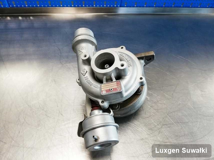 Naprawiona w pracowni w Suwałkach turbina do aut  firmy Luxgen na stole w laboratorium naprawiona przed wysyłką