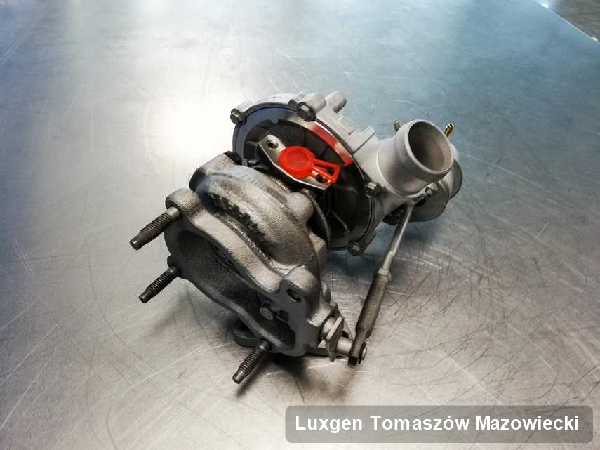 Wyczyszczona w pracowni regeneracji w Tomaszowie Mazowieckim turbosprężarka do aut  z logo Luxgen przygotowana w laboratorium zregenerowana przed spakowaniem