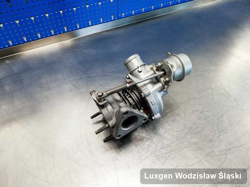 Wyremontowana w firmie w Wodzisławiu Śląskim turbina do aut  z logo Luxgen przyszykowana w laboratorium po naprawie przed spakowaniem