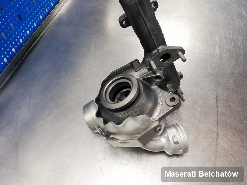 Zregenerowana w przedsiębiorstwie w Bełchatowie turbosprężarka do osobówki spod znaku Maserati na stole w laboratorium wyremontowana przed spakowaniem