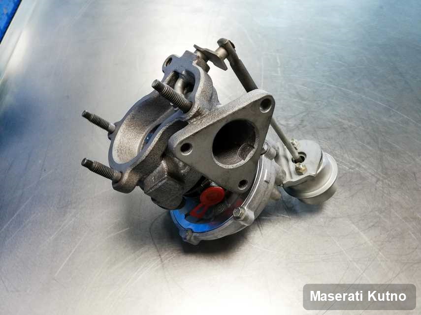 Wyremontowana w pracowni regeneracji w Kutnie turbosprężarka do auta spod znaku Maserati na stole w laboratorium wyremontowana przed spakowaniem