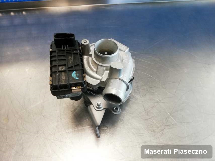 Wyczyszczona w firmie zajmującej się regeneracją w Piasecznie turbosprężarka do auta firmy Maserati na stole w pracowni naprawiona przed spakowaniem