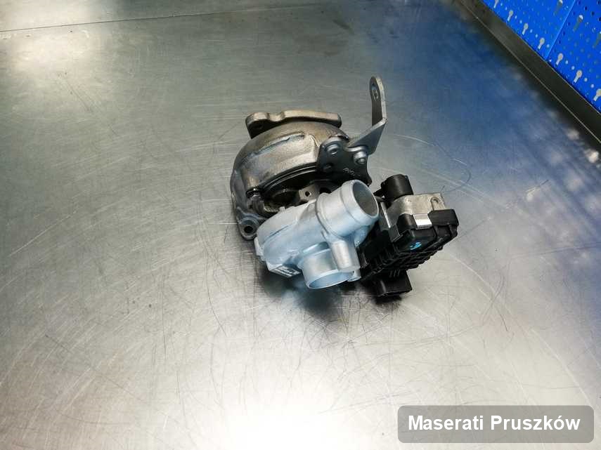 Naprawiona w firmie w Pruszkowie turbina do osobówki marki Maserati przyszykowana w laboratorium po remoncie przed nadaniem