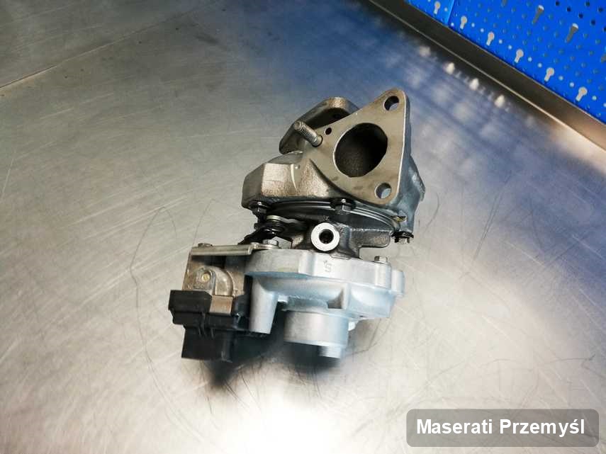 Naprawiona w laboratorium w Przemyślu turbosprężarka do aut  producenta Maserati na stole w warsztacie po regeneracji przed spakowaniem