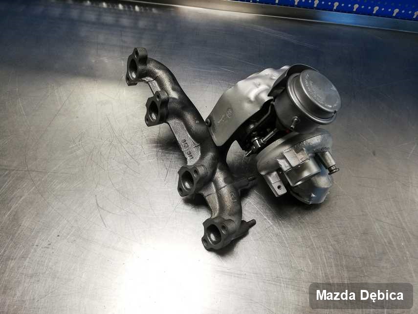 Wyczyszczona w firmie w Dębicy turbosprężarka do samochodu z logo Mazda przygotowana w pracowni po regeneracji przed nadaniem