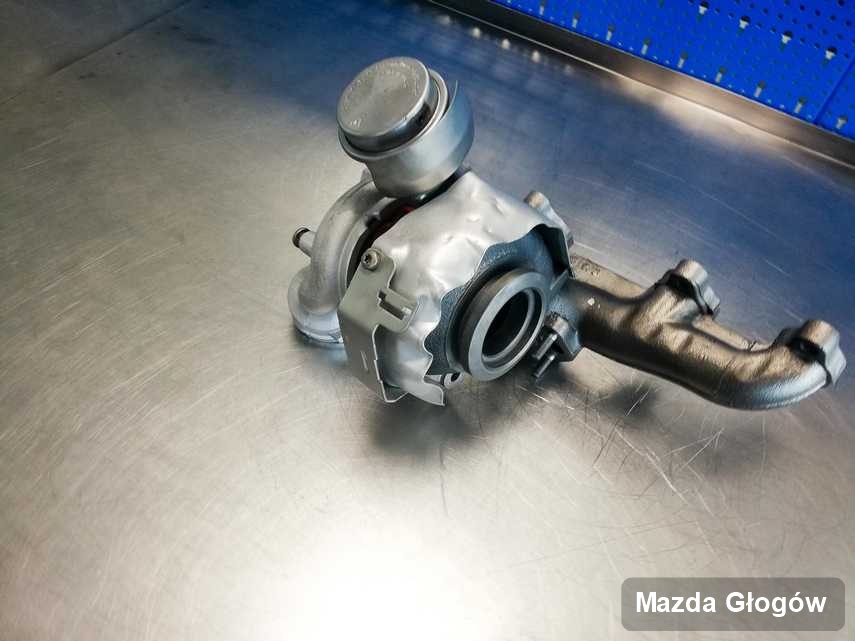 Wyczyszczona w firmie zajmującej się regeneracją w Głogowie turbina do osobówki z logo Mazda na stole w pracowni zregenerowana przed spakowaniem