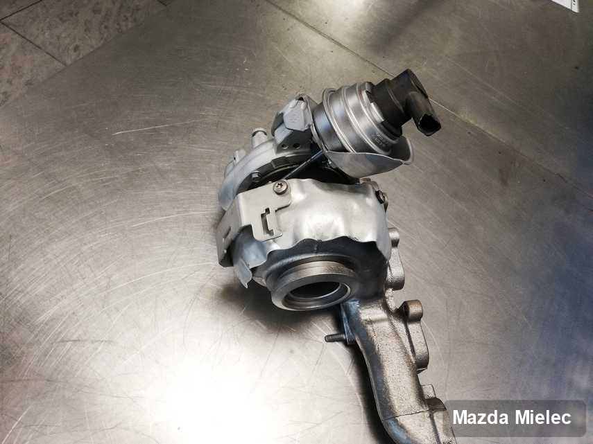 Wyczyszczona w przedsiębiorstwie w Mielcu turbosprężarka do auta z logo Mazda przygotowana w warsztacie wyremontowana przed nadaniem