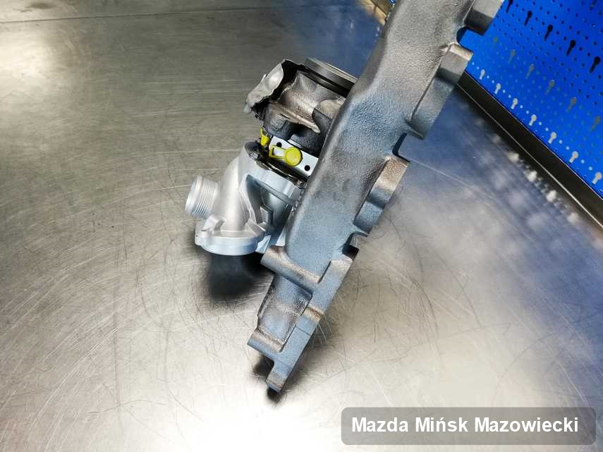 Wyremontowana w laboratorium w Mińsku Mazowieckim turbosprężarka do samochodu producenta Mazda na stole w pracowni zregenerowana przed wysyłką