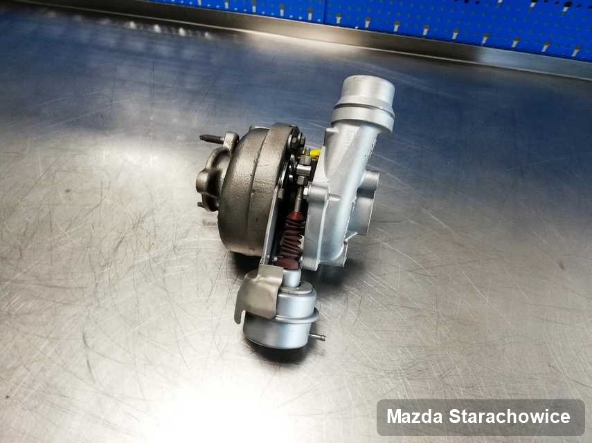 Wyczyszczona w firmie zajmującej się regeneracją w Starachowicach turbosprężarka do aut  spod znaku Mazda na stole w laboratorium zregenerowana przed wysyłką