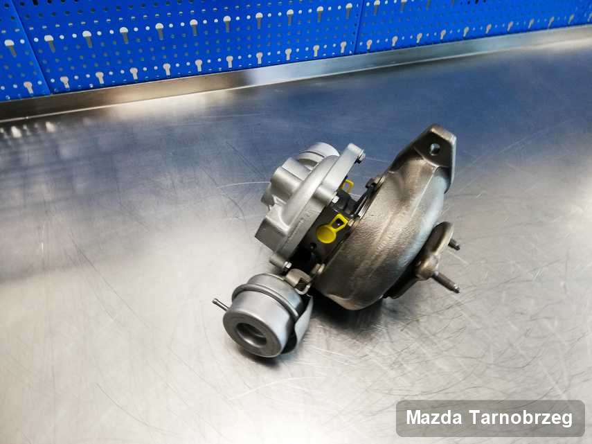 Wyczyszczona w pracowni w Tarnobrzegu turbosprężarka do samochodu firmy Mazda na stole w warsztacie po remoncie przed nadaniem