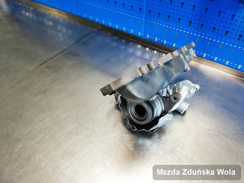 Naprawiona w firmie zajmującej się regeneracją w Zduńskiej Woli turbosprężarka do auta marki Mazda na stole w warsztacie zregenerowana przed wysyłką