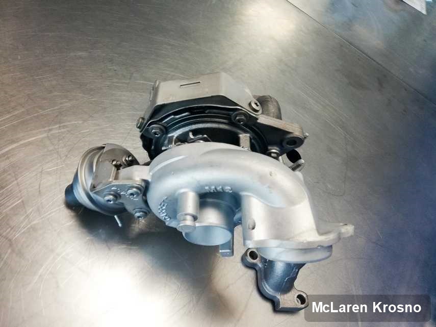 Naprawiona w pracowni regeneracji w Krosnie turbosprężarka do auta marki McLaren na stole w laboratorium po regeneracji przed spakowaniem