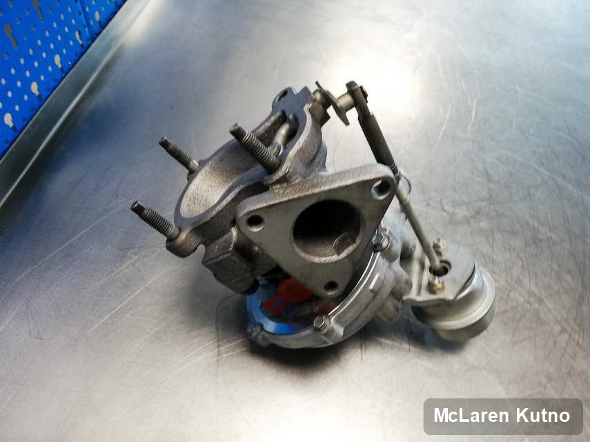 Wyremontowana w laboratorium w Kutnie turbina do samochodu z logo McLaren na stole w laboratorium po remoncie przed nadaniem