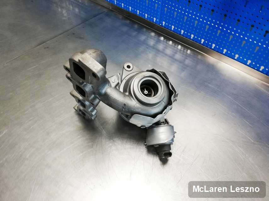 Zregenerowana w laboratorium w Lesznie turbina do auta producenta McLaren przyszykowana w warsztacie po remoncie przed wysyłką
