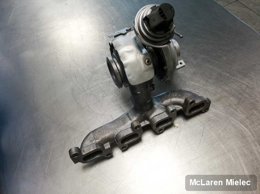 Wyczyszczona w laboratorium w Mielcu turbosprężarka do pojazdu marki McLaren na stole w laboratorium po regeneracji przed nadaniem
