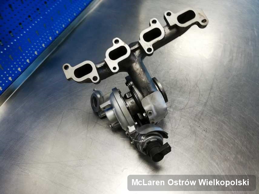 Zregenerowana w przedsiębiorstwie w Ostrowie Wielkopolskim turbosprężarka do aut  producenta McLaren na stole w laboratorium po naprawie przed spakowaniem