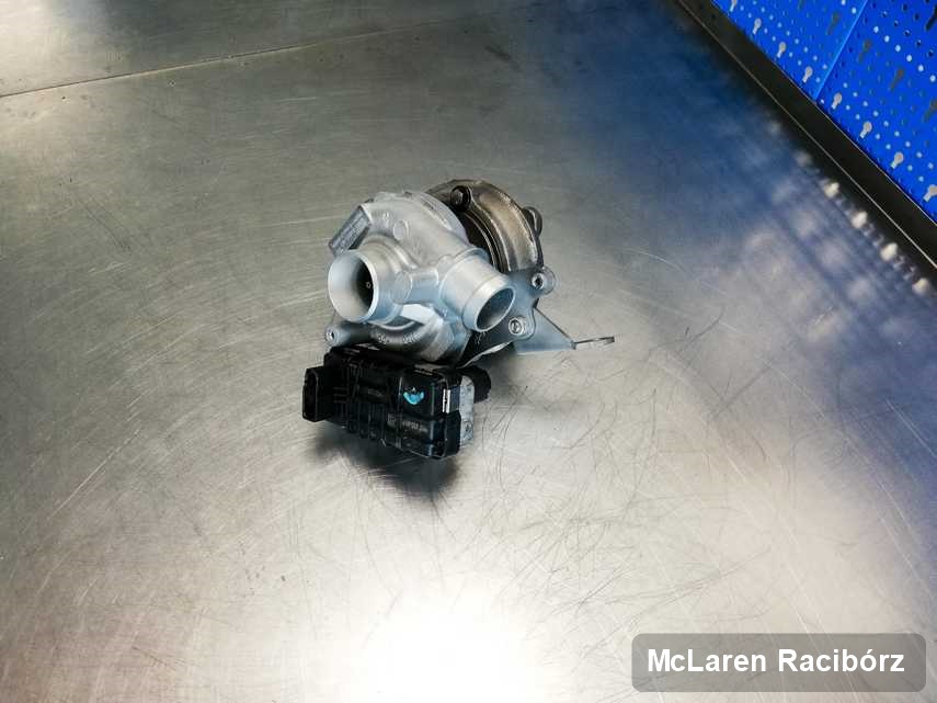 Zregenerowana w przedsiębiorstwie w Raciborzu turbosprężarka do osobówki firmy McLaren na stole w pracowni naprawiona przed spakowaniem