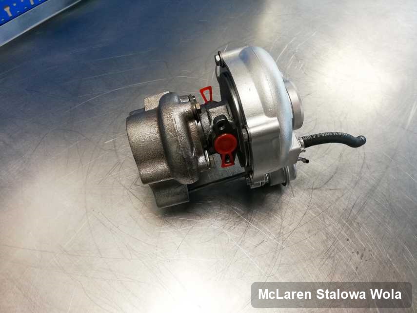 Zregenerowana w firmie w Stalowej Woli turbina do auta z logo McLaren przygotowana w laboratorium naprawiona przed nadaniem