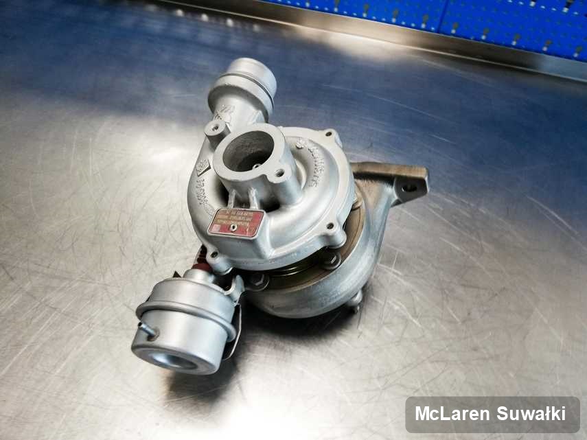 Zregenerowana w pracowni regeneracji w Suwałkach turbosprężarka do osobówki firmy McLaren przyszykowana w laboratorium po naprawie przed nadaniem