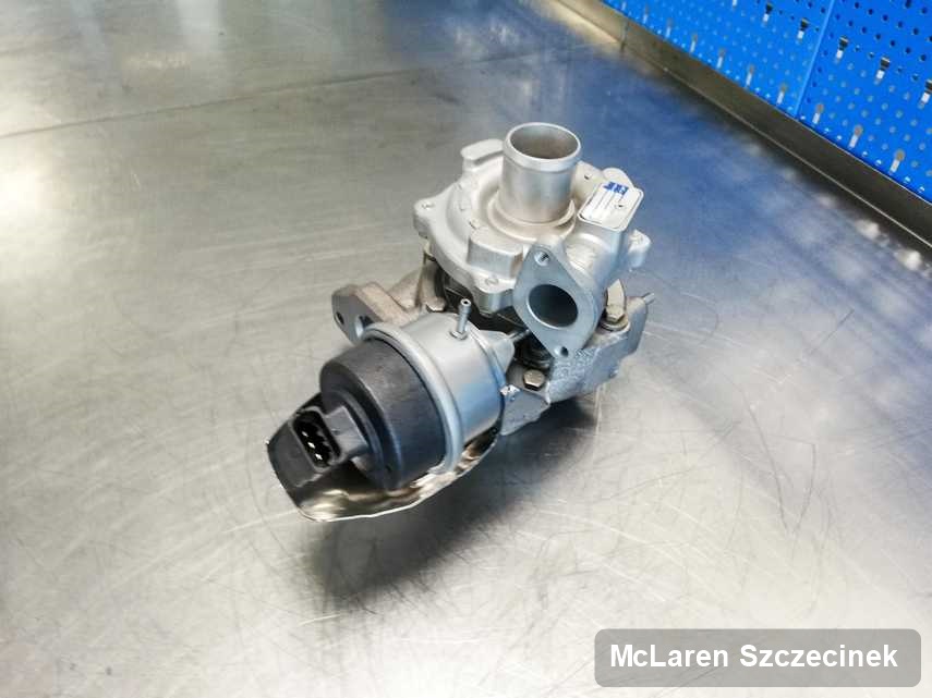 Wyczyszczona w przedsiębiorstwie w Szczecinku turbosprężarka do samochodu marki McLaren przygotowana w pracowni po regeneracji przed nadaniem