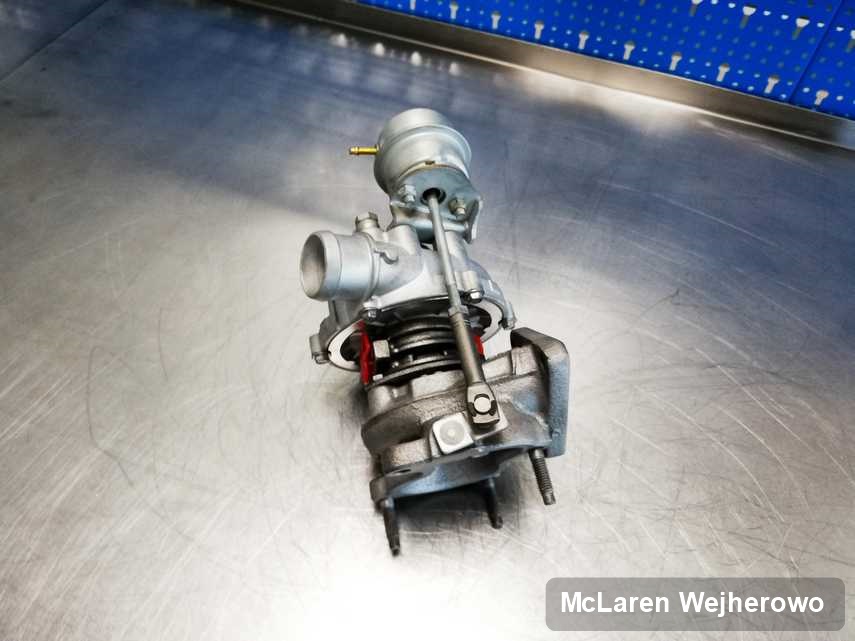 Naprawiona w pracowni w Wejherowie turbosprężarka do pojazdu koncernu McLaren na stole w pracowni naprawiona przed wysyłką
