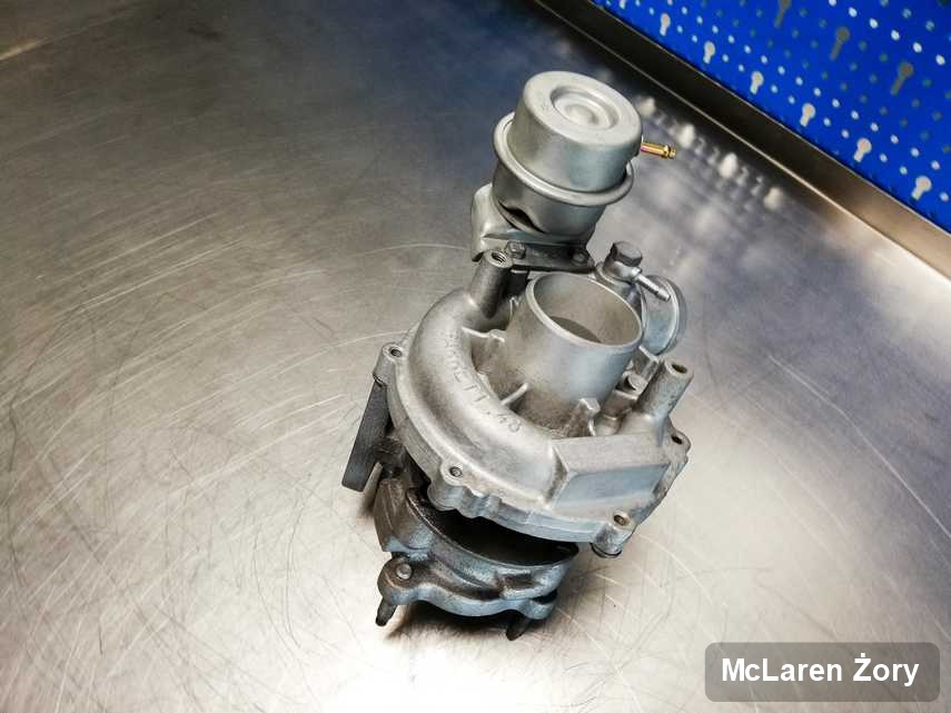 Wyczyszczona w laboratorium w Żorach turbosprężarka do auta marki McLaren przyszykowana w warsztacie po naprawie przed spakowaniem
