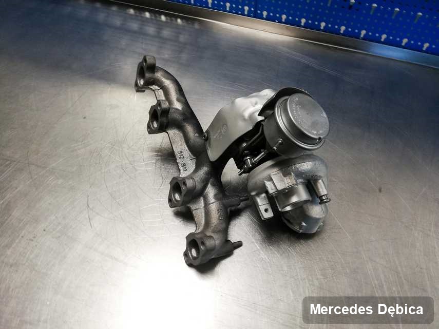 Naprawiona w firmie zajmującej się regeneracją w Dębicy turbosprężarka do auta firmy Mercedes przyszykowana w warsztacie po remoncie przed nadaniem