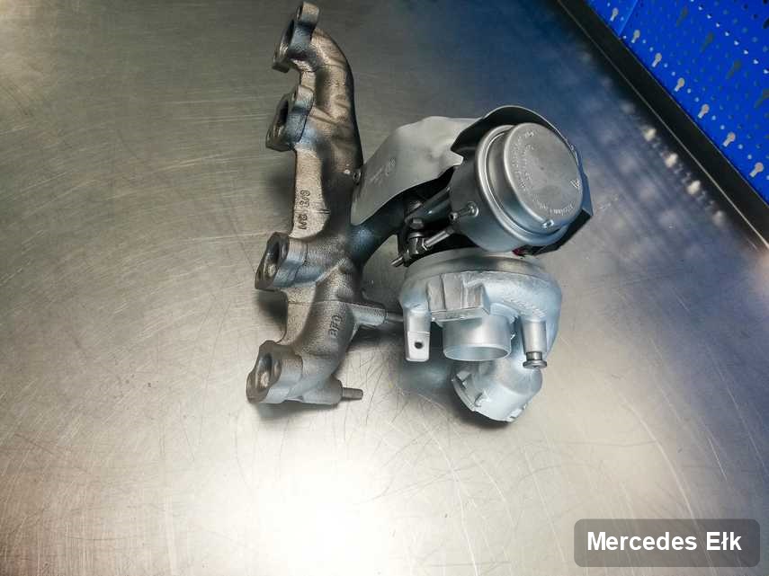 Wyremontowana w laboratorium w Ełku turbosprężarka do aut  koncernu Mercedes na stole w laboratorium naprawiona przed wysyłką