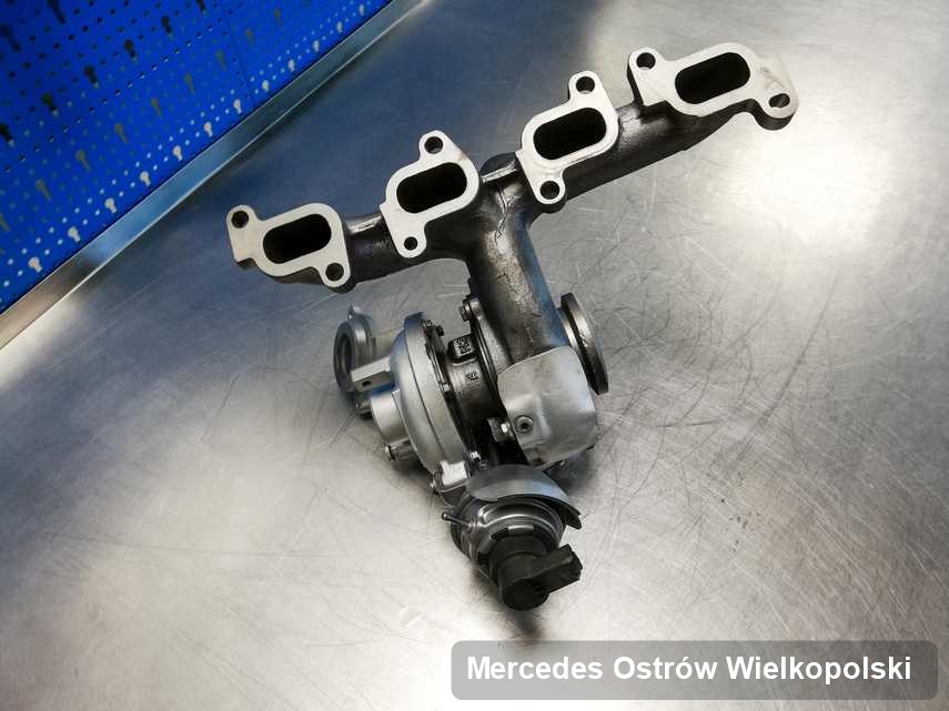 Zregenerowana w laboratorium w Ostrowie Wielkopolskim turbosprężarka do osobówki producenta Mercedes na stole w laboratorium po regeneracji przed spakowaniem